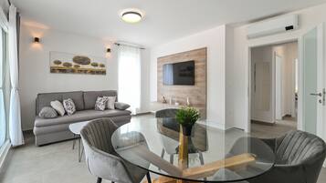Apartment, 2 Schlafzimmer | Wohnbereich | 45-Zoll-Flachbildfernseher mit Satellitenempfang