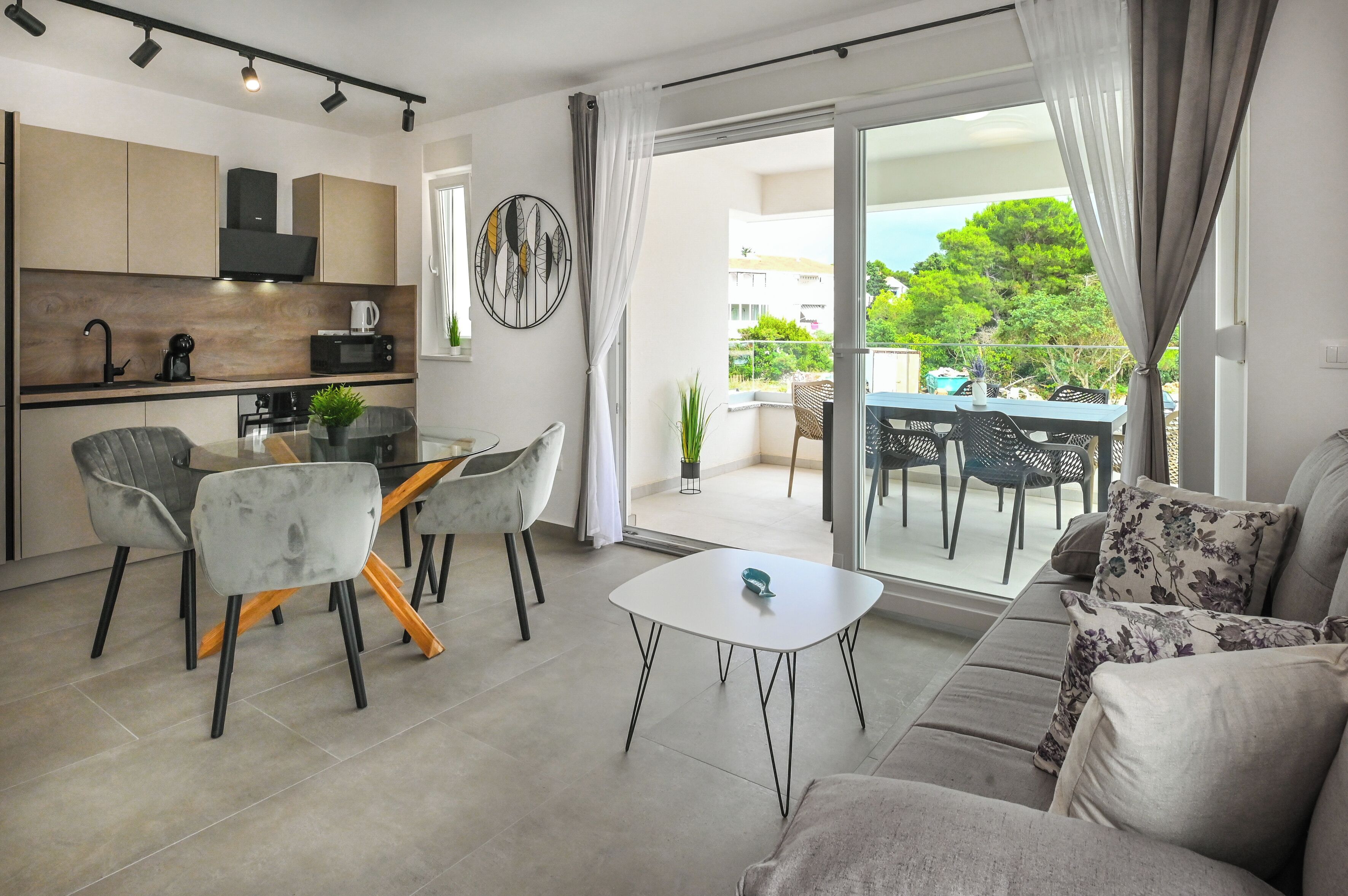 อพาร์ทเมนท์, 2 ห้องนอน | บริเวณนั่งเล่น | ทีวีจอแบน 45 นิ้ว พร้อมช่องดาวเทียม