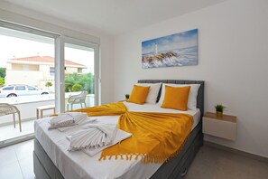 คลาสสิกอพาร์ทเมนท์, 2 ห้องนอน, ริมสระว่ายน้ำ | ห้องพักตกแต่งอย่างมีเอกลักษณ์, เปล/เตียงเด็กอ่อน (ฟรี), Wi-Fi ฟรี