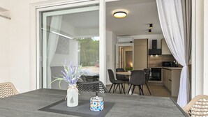 Een moderne eetruimte met een tafel, stoelen en een bloevas.