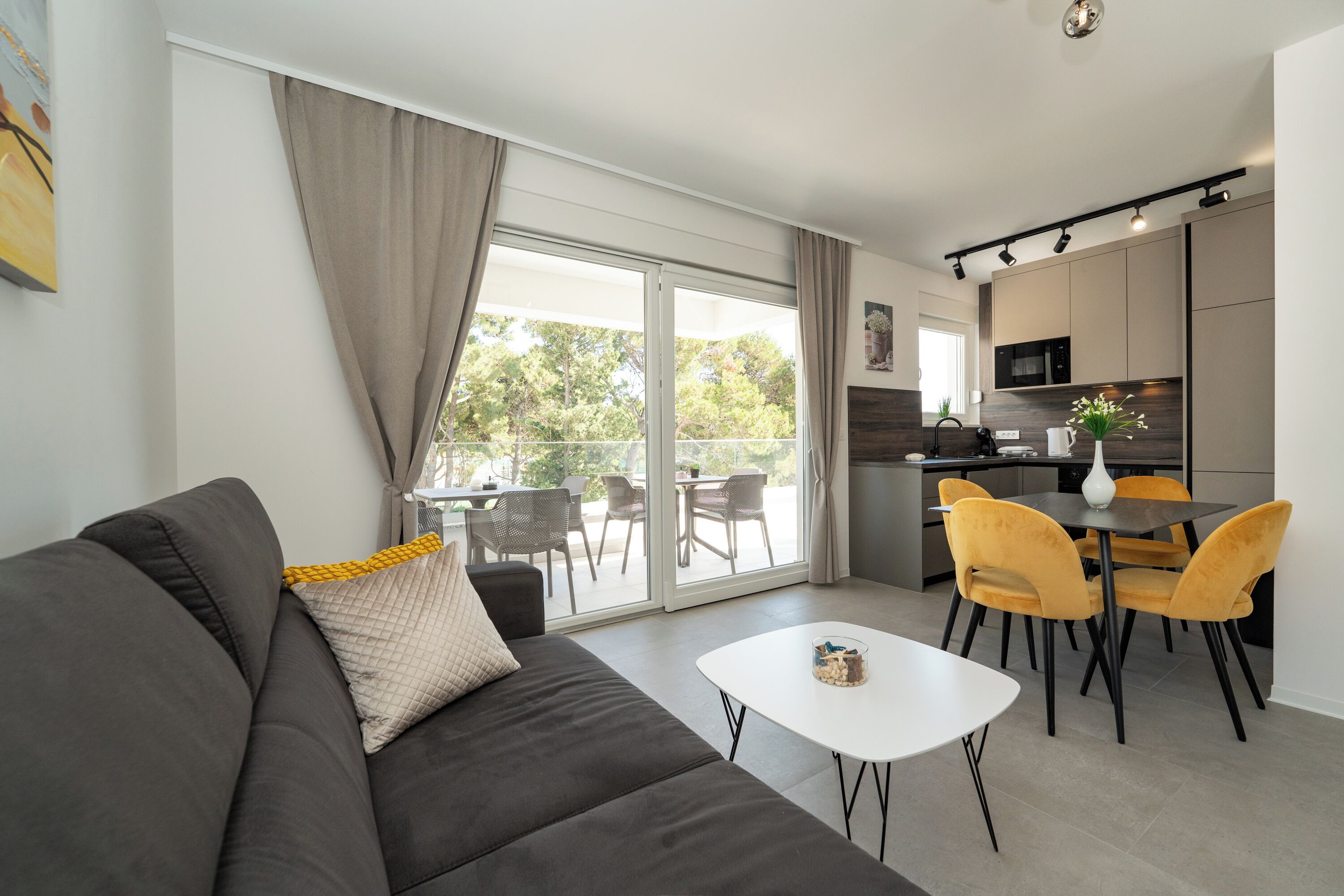 Deluxe-Apartment, 2 Schlafzimmer, 2 Bäder | Wohnbereich | 45-Zoll-Flachbildfernseher mit Satellitenempfang