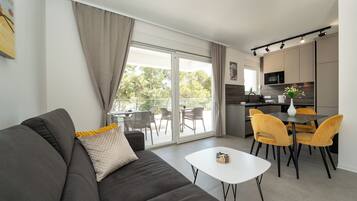 Departamento Deluxe, 2 habitaciones, 2 baños | Área de sala de estar | Televisión de pantalla plana de 45 pulgadas con canales vía satélite