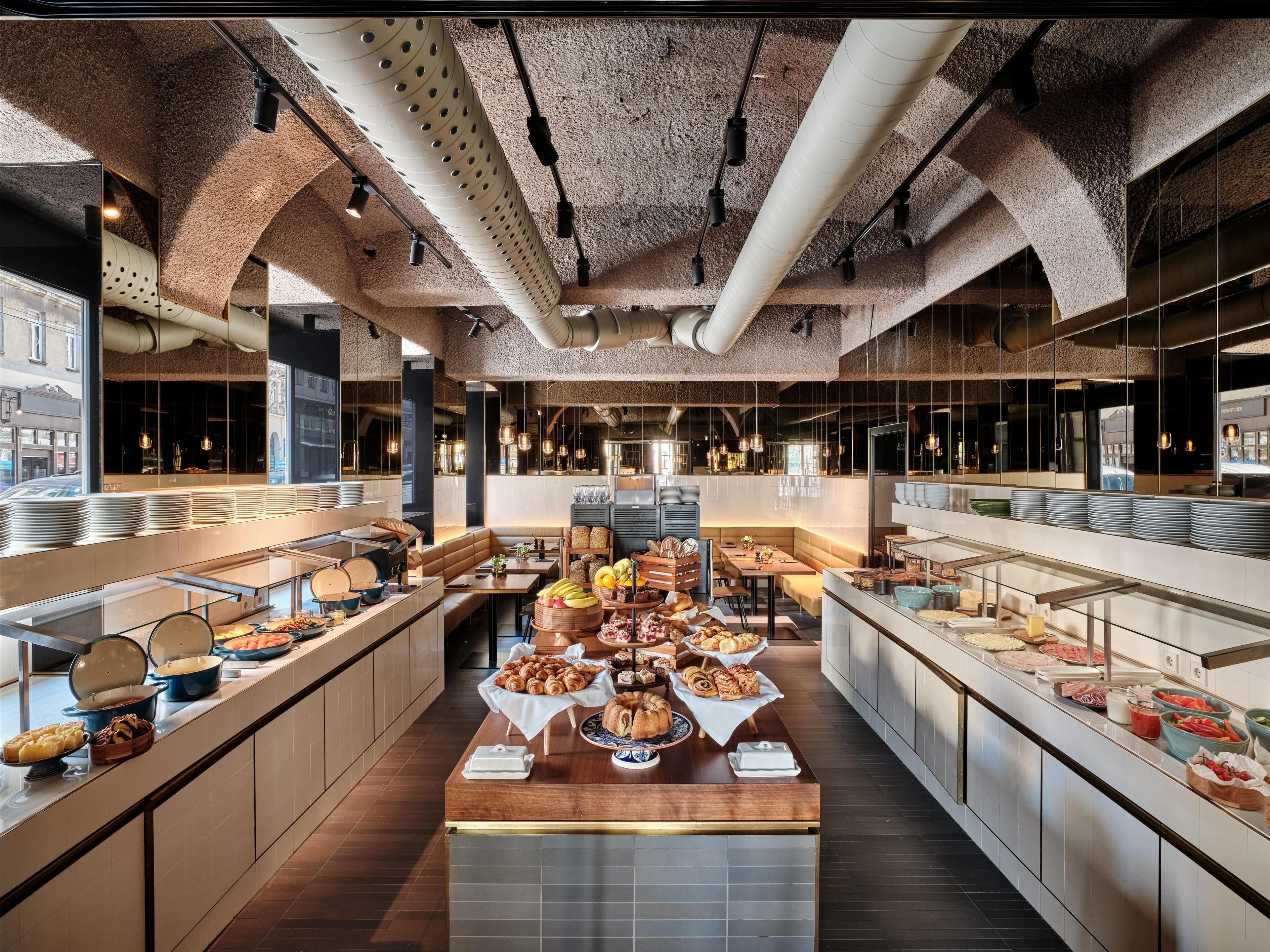 Tägliches Frühstücksbuffet (24 EUR pro Person)