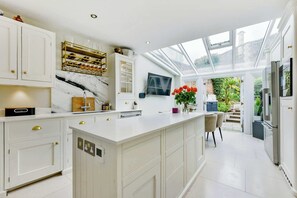 Fridge, microwave, oven, stovetop - Chic 3-Bed Townhouse, On Windsor's Long Walk (Windsor)