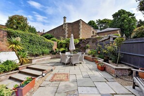 Outdoor dining - Chic 3-Bed Townhouse, On Windsor's Long Walk (Windsor)