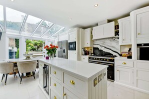 Fridge, microwave, oven, stovetop - Chic 3-Bed Townhouse, On Windsor's Long Walk (Windsor)