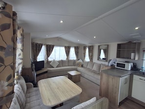 Living area - 3-bed Caravan, Sleeps 8 With Pool (Skegness)