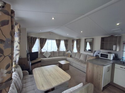 3-bed Caravan - Sleeps 8 - Pool