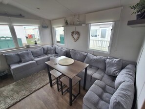 TV - Meadow View 3-bed Caravan - Sleeps 8 - Petfriendly (Skegness)