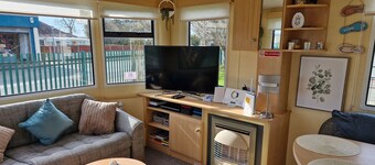 3-bed Caravan - Sleeps 8 - Pool Onsite - Petsok