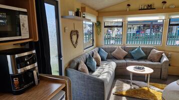 Chalet | Living area | TV, fireplace