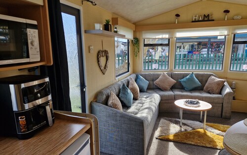 3-bed Caravan - Sleeps 8 - Pool Onsite - Petsok