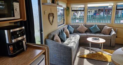 3-bed Caravan - Sleeps 8 - Pool Onsite - Petsok