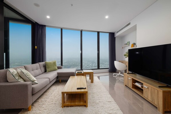 TV - Oceanfront Retreat Serene Views,Walk to the Beach (Surfers Paradise)