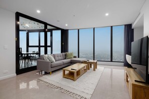 TV - Oceanfront Retreat Serene Views,Walk to the Beach (Surfers Paradise)