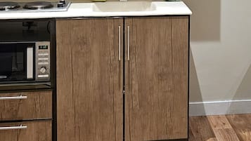 Luxury Twin Room, City View | Private kitchen