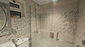 Separate tub and shower, hair dryer, towels, soap - Royal al Alamiyah (Al-Hofuf)