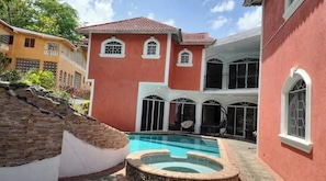 Pool - Spacious 5-bedroom house in lovely Kingston with WiFi, AC (Kingston)