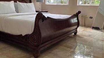 5 bedrooms, desk, iron/ironing board, WiFi