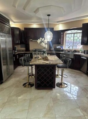 Réfrigérateur, micro-ondes, plaque de cuisson, cafetière/bouilloire