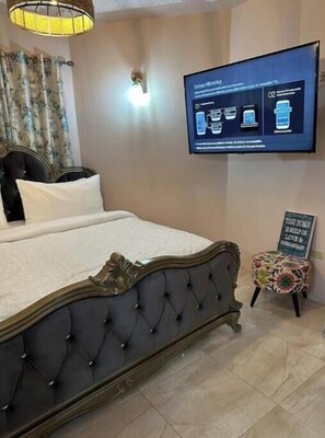 5 bedrooms, desk, iron/ironing board, WiFi