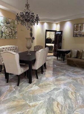 Dining - Spacious 5-bedroom house in lovely Kingston with WiFi, AC (Kingston)