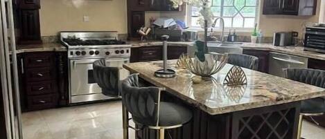 Kjøleskap, mikrobølgeovn, kokeplater og kaffetrakter/tekoker