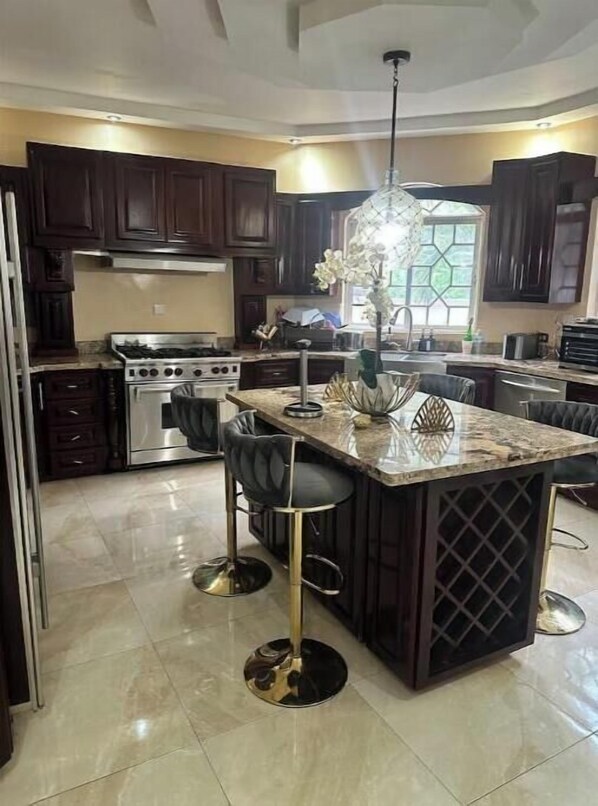 Fridge, microwave, stovetop, coffee/tea maker - Spacious 5-bedroom house in lovely Kingston with WiFi, AC (Kingston)