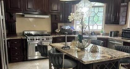 Spacious 5-bedroom house in lovely Kingston with WiFi, AC