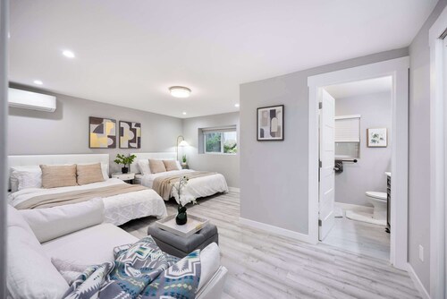 Kirkland Home with 2 Queen Beds - Totem Lake Village