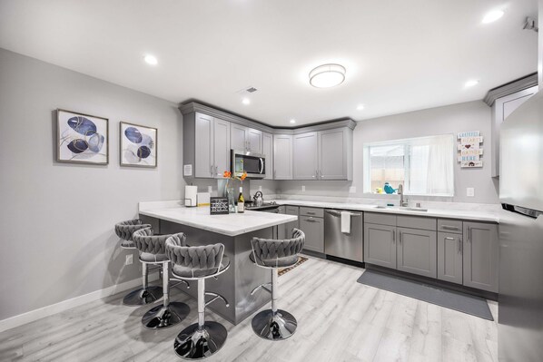 Fridge, microwave, oven, stovetop - Kirkland Home with 2 Queen Beds - Totem Lake Village (Kirkland)