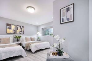 1 bedroom, iron/ironing board, WiFi, bed sheets - Kirkland Home with 2 Queen Beds - Totem Lake Village (Kirkland)