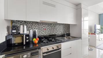 Kylskåp, mikrovågsugn, ugn och spishäll