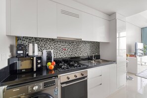 Frigorífico, microondas, horno y placa de cocina