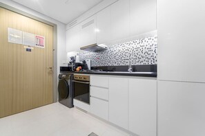 Jääkaappi, mikroaaltouuni, uuni, liesi