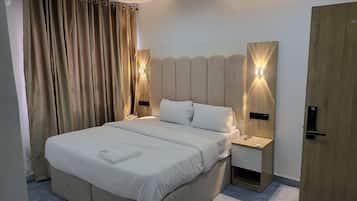 Apartamento luxo, sacada, vista para a cidade | 2 quartos, escrivaninha, espaço de trabalho para notebook