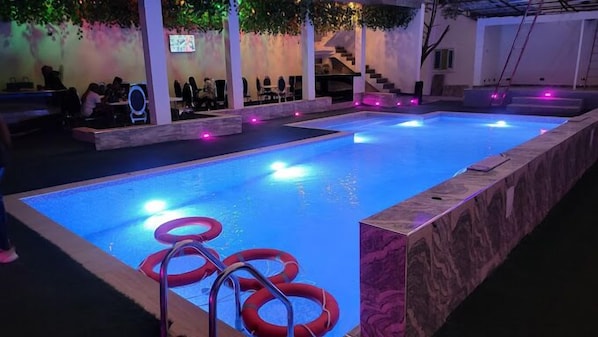 Bar en milieu de piscine