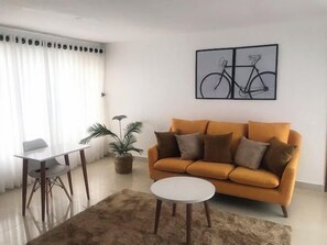 Apartamento Deluxe, balcón, vistas a la ciudad | Zona de estar