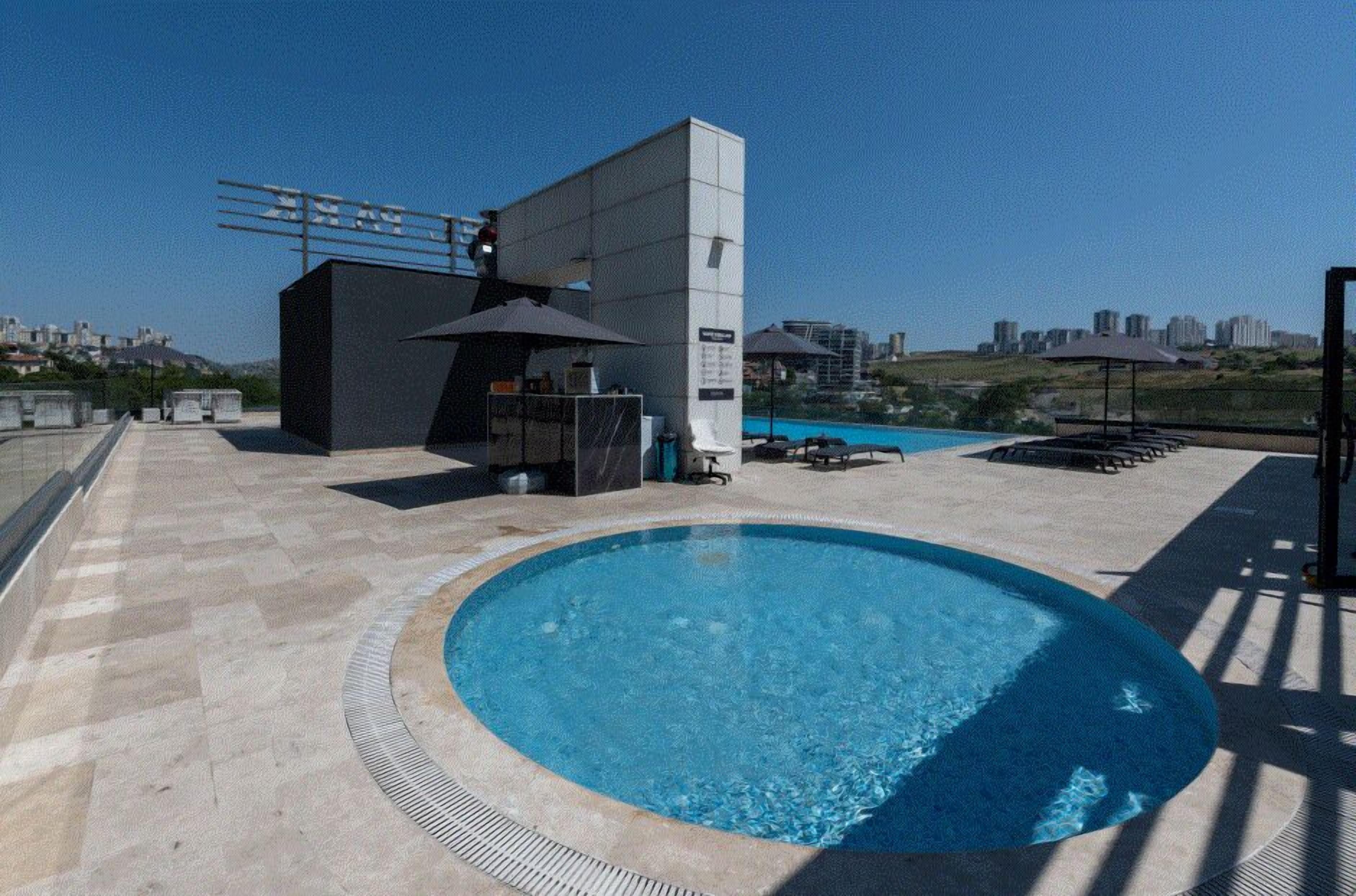 Una piscina al aire libre de temporada