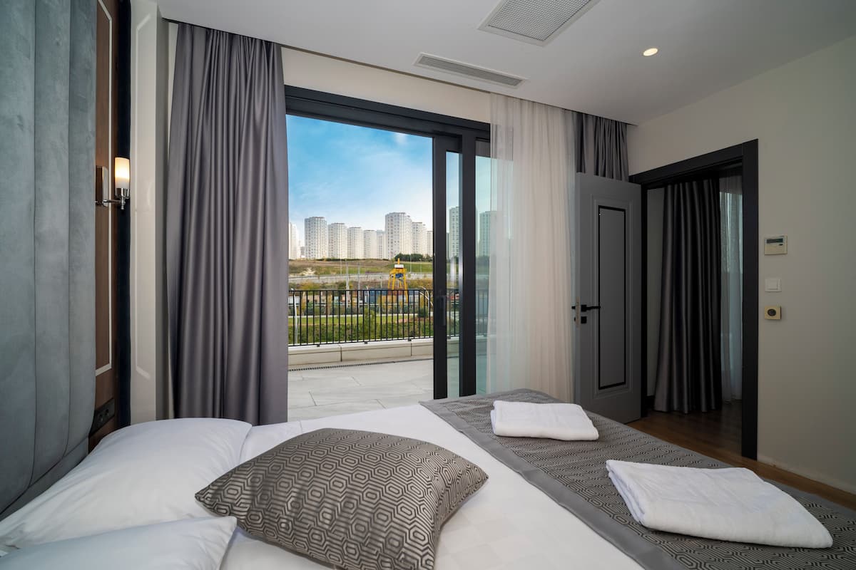 Appartement SĂ©nior | 1 chambre, systĂšme dâinsonorisation, fer et planche Ă repasser