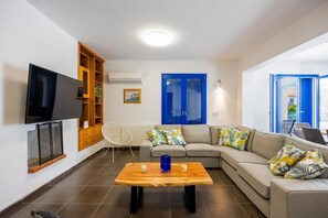 TV, fireplace
