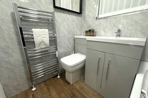 Douche, serviettes fournies, papier toilette