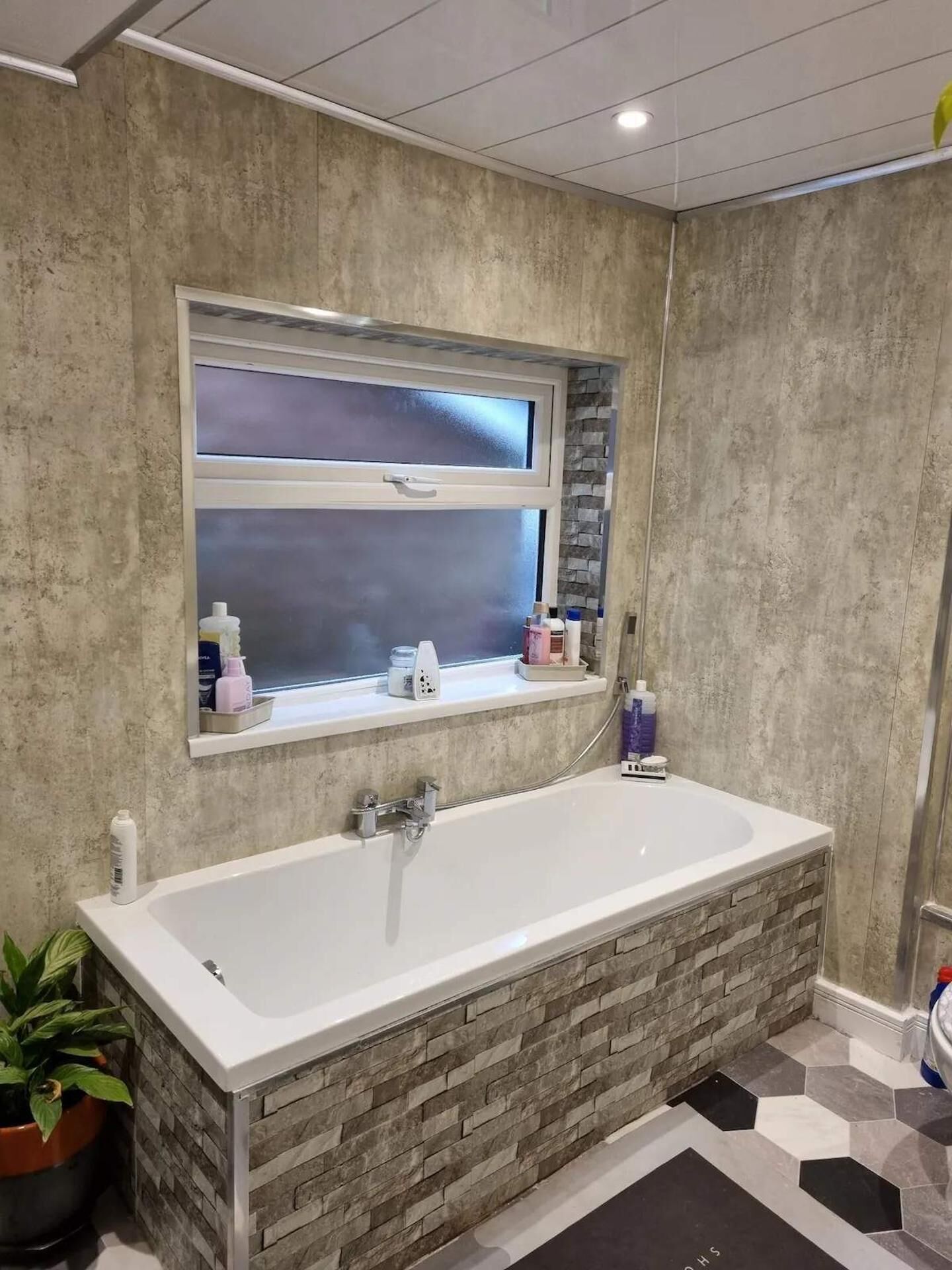 Baignoire et douche séparées, baignoire relaxante profonde