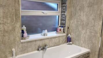 Baignoire et douche séparées, baignoire relaxante profonde