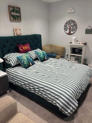 Tabla de planchar con plancha, wifi gratis y ropa de cama