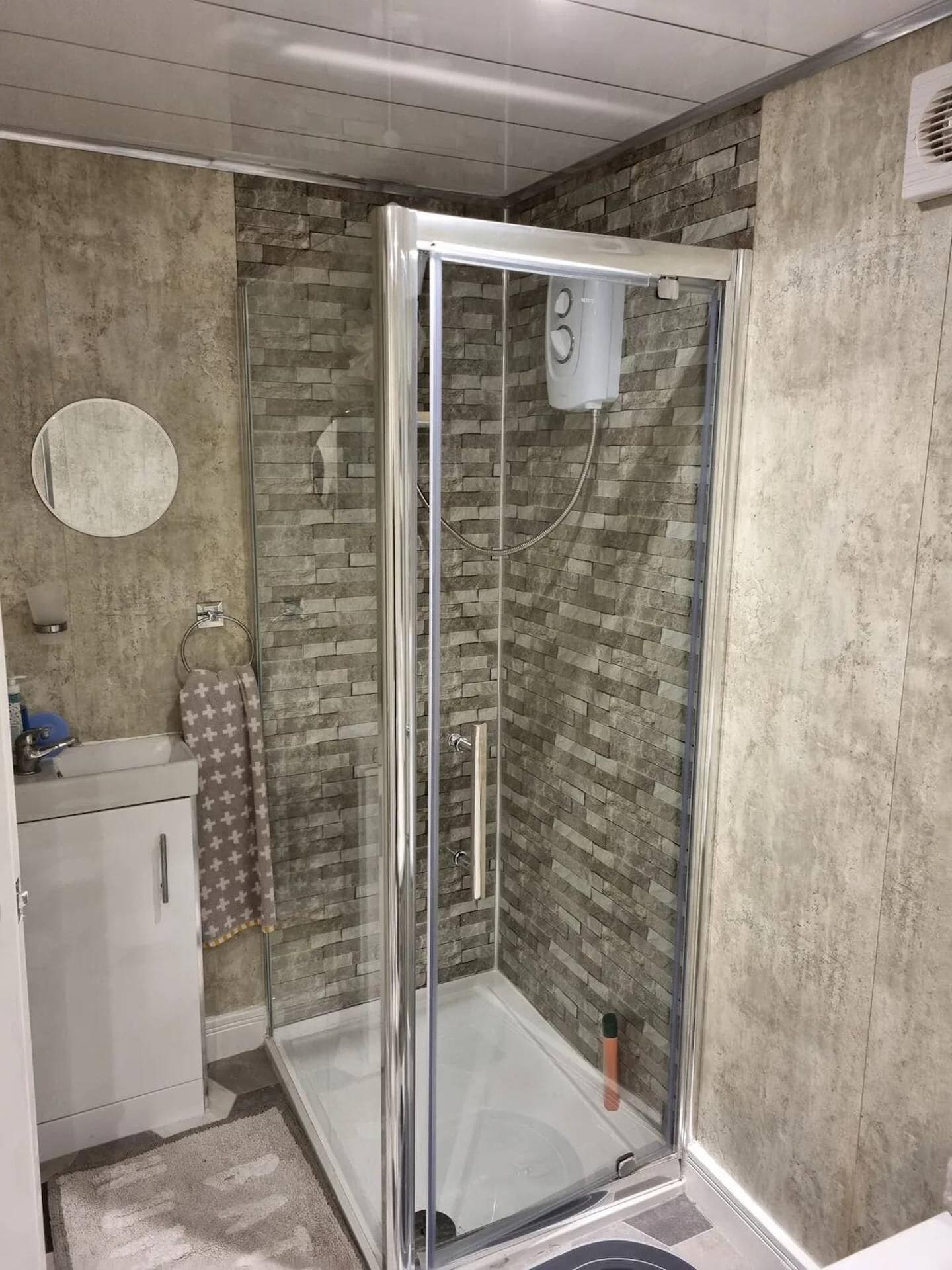 Separate bathtub and shower, deep-soaking bathtub, free toiletries