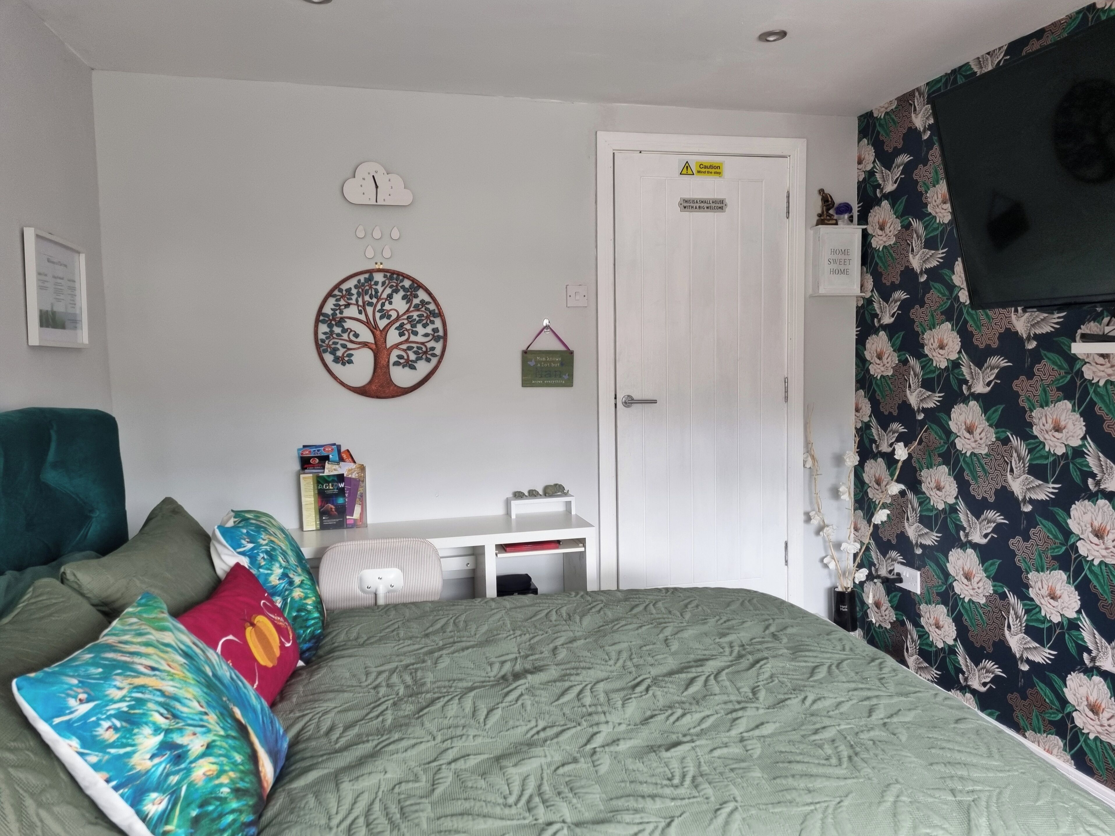 Iron/ironing board, WiFi (free), bed sheets