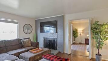 Télévision, livres, espaces bureaux