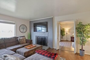 Televisio, kirjoja, työhuone