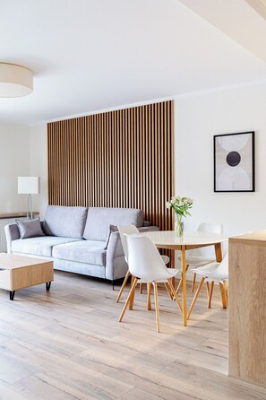 Apartment, Balkon, Stadtblick | Wohnbereich | 42-Zoll-Smart-TV mit Kabelempfang